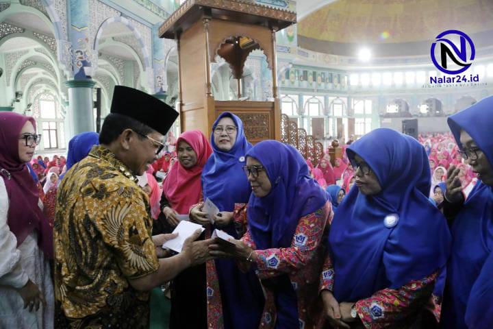 Wali Kota Sachrudin berinteraksi dengan anggota majelis taklim Format AK