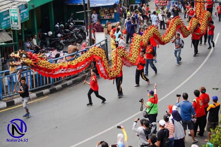 Atraksi liong Kirab Budaya disaksikan warga Tangerang