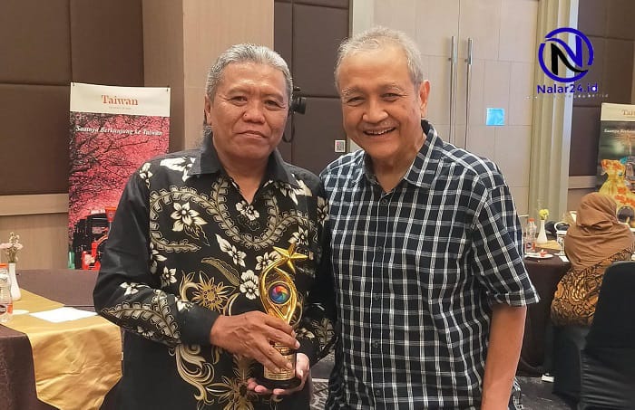 Dadang Rachmat terima penghargaan Tokoh Pers Tangguh dari AMKI
