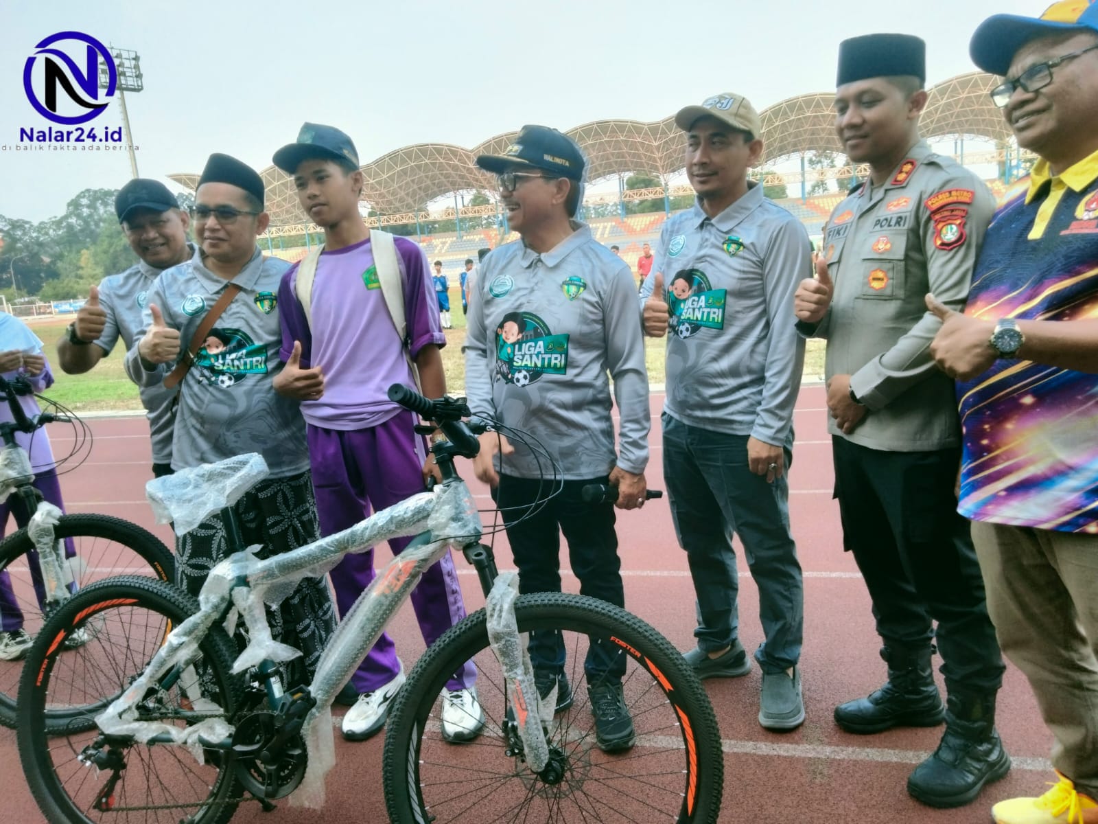Walikota Sachrudin bersama panitia menyerahkan doorprize sepeda kepada peserta Liga Santri