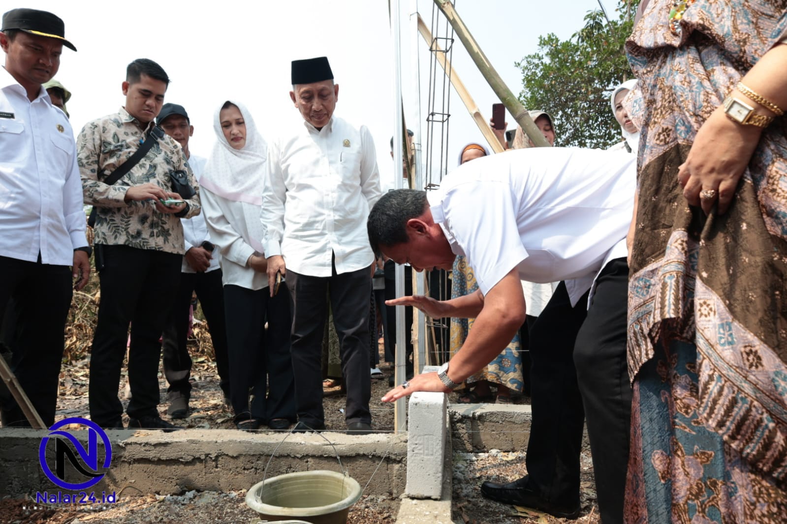 Bupati Maesyal letakkan batu pertama bedah rumah