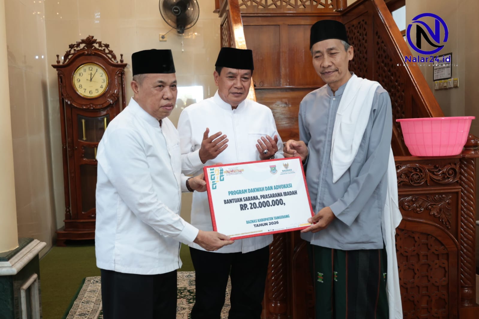 Bupati Maesyal Serahkan Bantuan BAZNAS untuk Masjid Al-Istighfar