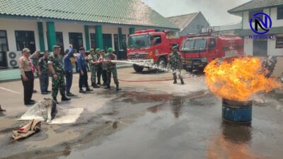 Sinergi TNI Damkar simulasi pemadaman api