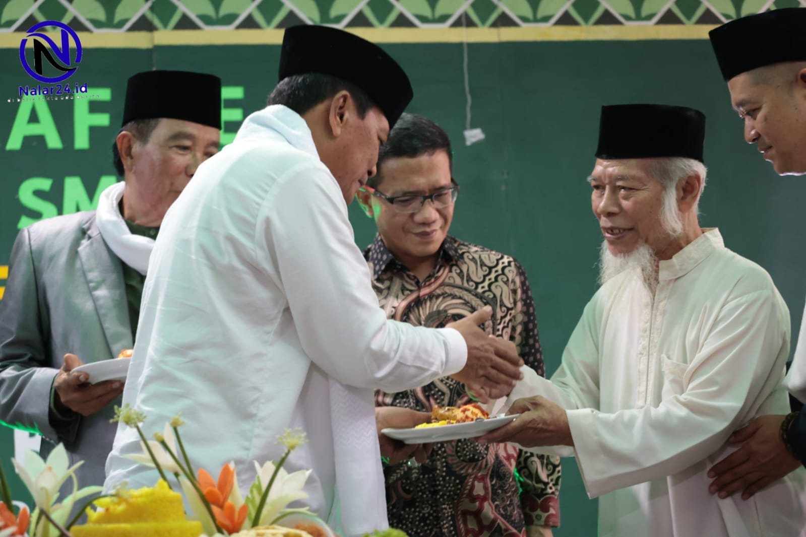 Bupati Maesyal potong tumpeng Milad SIT Al Araf
