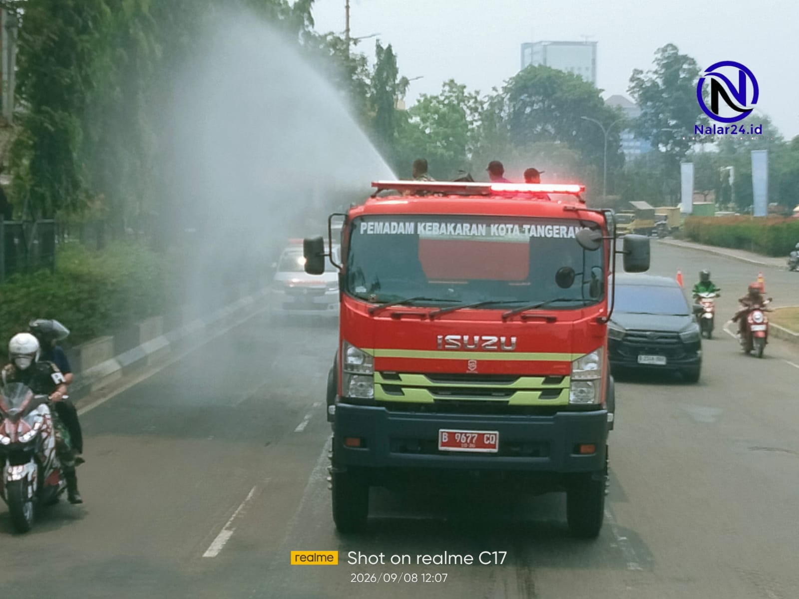 Mobil damkar Kota Tangerang semprot jalan debu vulkanik Krakatau