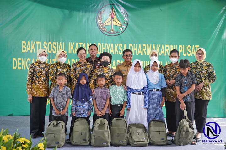 Baksos IAD bagikan perlengkapan sekolah Neglasari