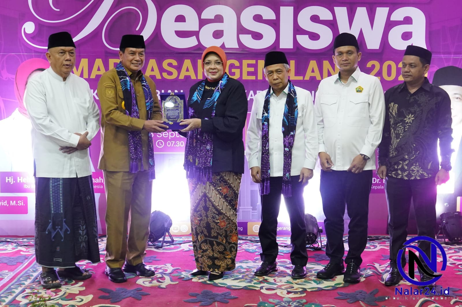 Bupati Maesal serahkan cinderamata Beasiswa Madrasah Gemilang