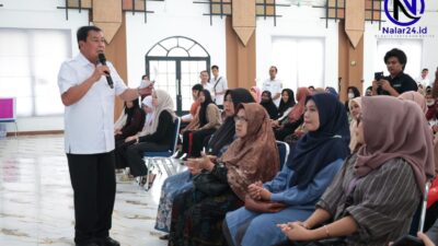 Bupati Tangerang Moch Maesyal Rasyid memberikan sambutan saat penyaluran BST dan UEP di Aula Kantor Kecamatan Curug