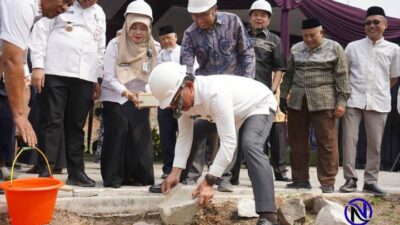 Wali Kota Tangerang Sachrudin melakukan peletakan batu pertama pembangunan gedung SMP Al Ikhlas di Kecamatan Cipondoh,