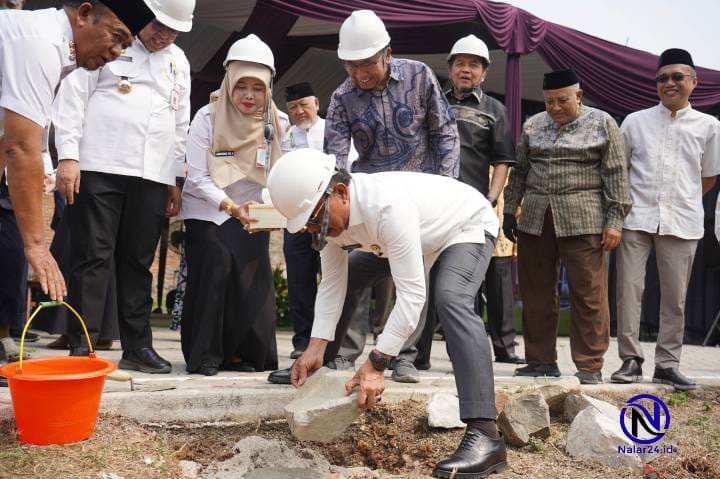 Wali Kota Tangerang Sachrudin melakukan peletakan batu pertama pembangunan gedung SMP Al Ikhlas di Kecamatan Cipondoh,