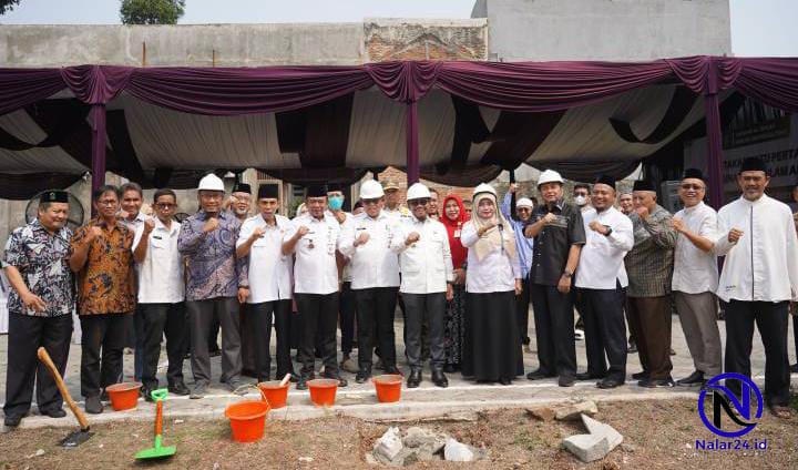 Wali Kota Tangerang Sachrudin berfoto bersama jajaran Yayasan Al Ikhlas Muslim Indonesia usai groundbreaking SMP Al Ikhlas