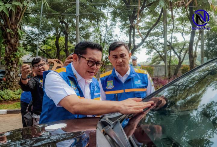 Wakil Wali Kota Tangerang H Maryono dan DLH, Yudi pradana memeriksa langsung kendaraan saat uji emisi di Puspemkot Tangerang`