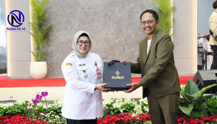 Wakil Bupati Tangerang Intan Nurul Hikmah menerima cinderamata dari pengelola Swaka GSG Cisoka