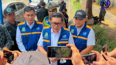 Wakil Wali Kota Tangerang H Maryono dikerumuni jurnalis saat meninjau uji emisi di Puspemkot Tangerang