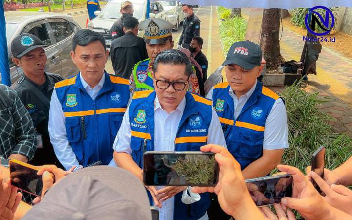 Wakil Wali Kota Tangerang H Maryono dikerumuni jurnalis saat meninjau uji emisi di Puspemkot Tangerang