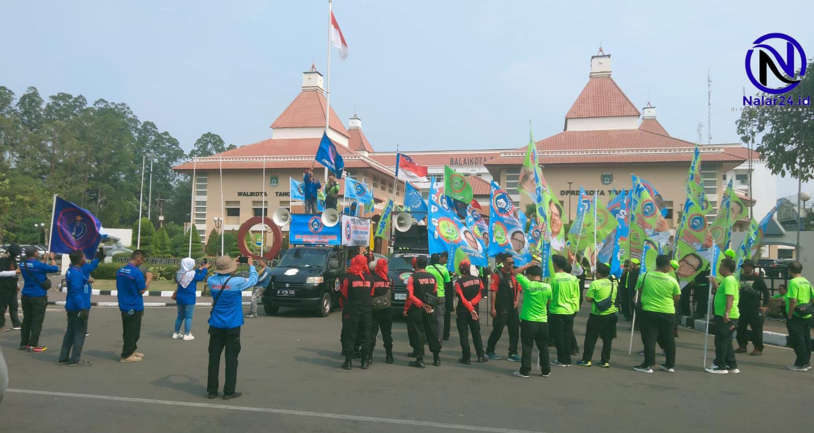 Ratusan massa AB3 membawa bendera serikat saat aksi di Puspemkot Tangerang
