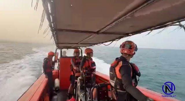 Tim SAR Basarnas menyisir Perairan Selat Sunda menggunakan RIB