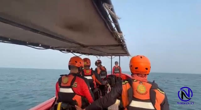 Personel SAR dengan rompi oranye Basarnas di atas kapal