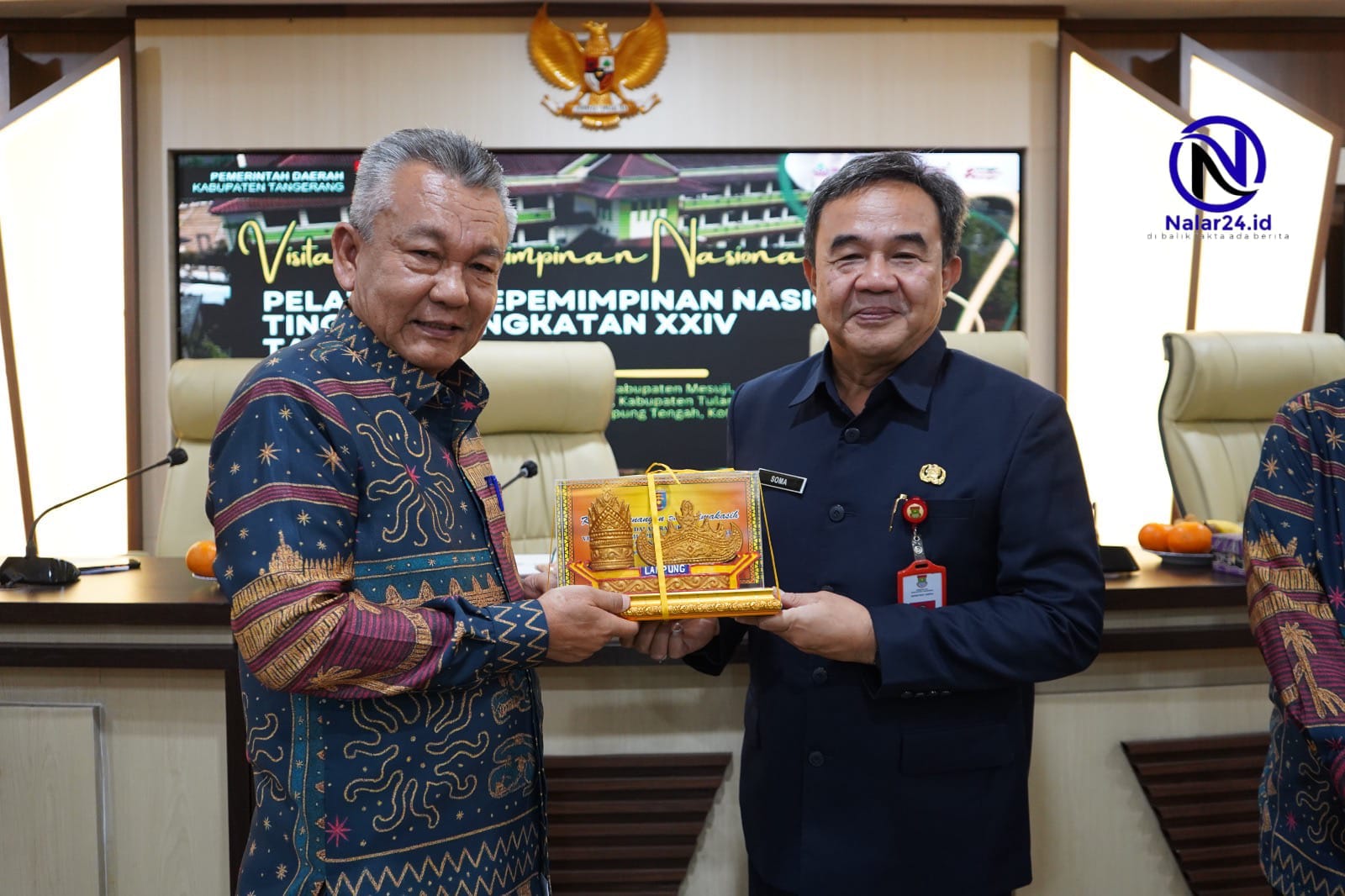 Sekda Soma Atmaja dan Ketua Rombongan Lampung Edarwan tukar cinderamata