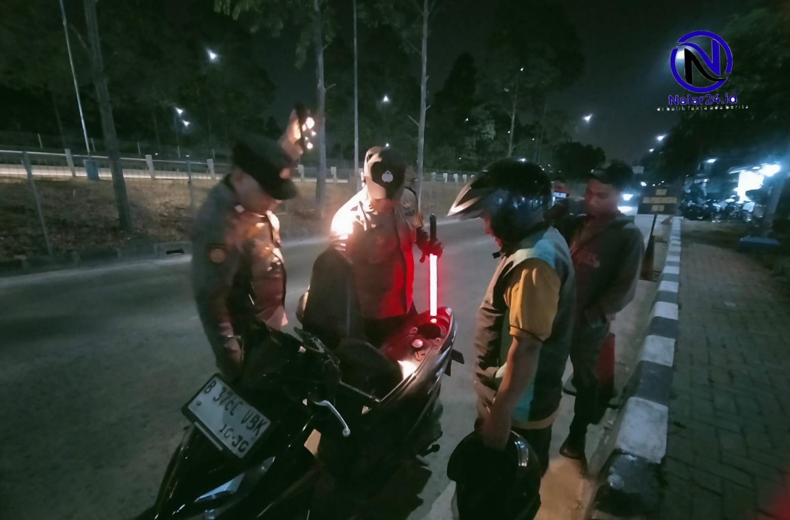 Petugas Polsek Tangerang Periksa Jok Motor Saat Patroli Malam
