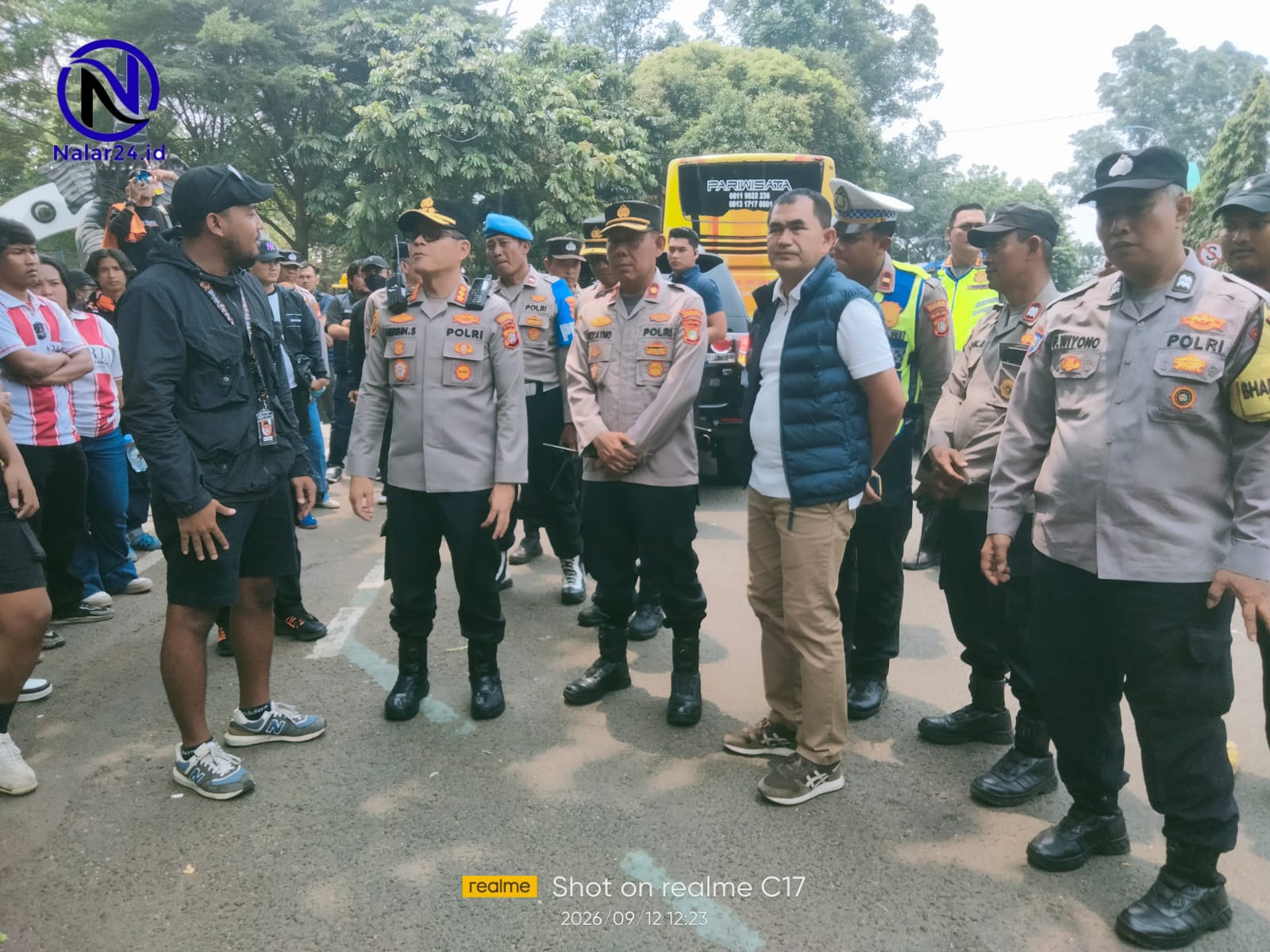 Kapolres Metro Tangerang Kota Kombes Pol Herbin Garbawiyata J. Sianipar, S.I.K., S.H memberi arahan suporter Orange Cisadane di Taman Gajah Kota Tangerang