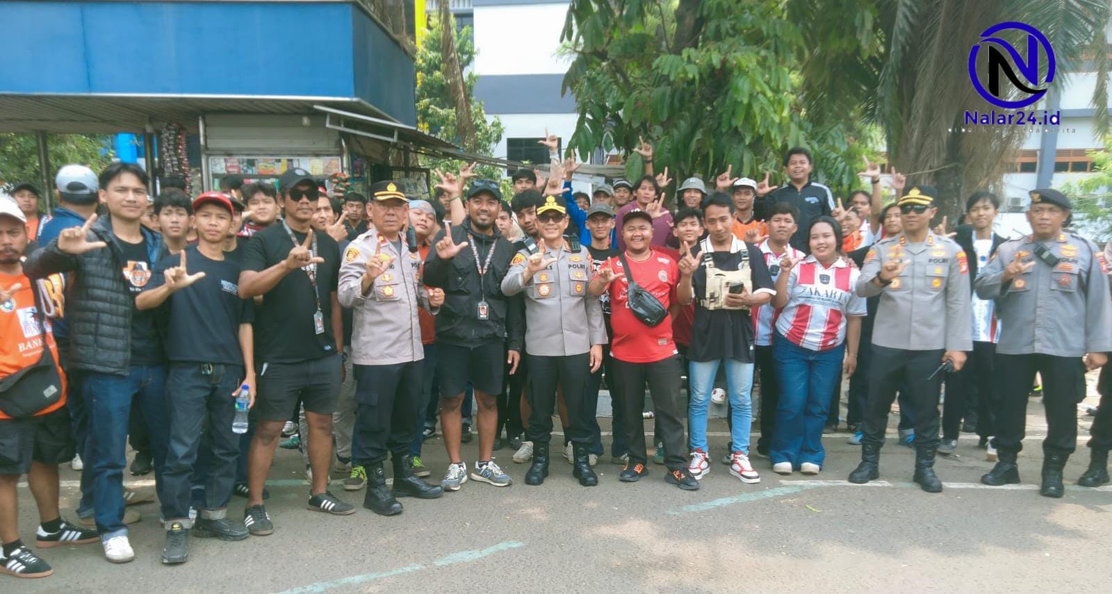 Kapolres Metro Tangerang Kota Kombes Pol Herbin foto bersama suporter Orange Cisadane