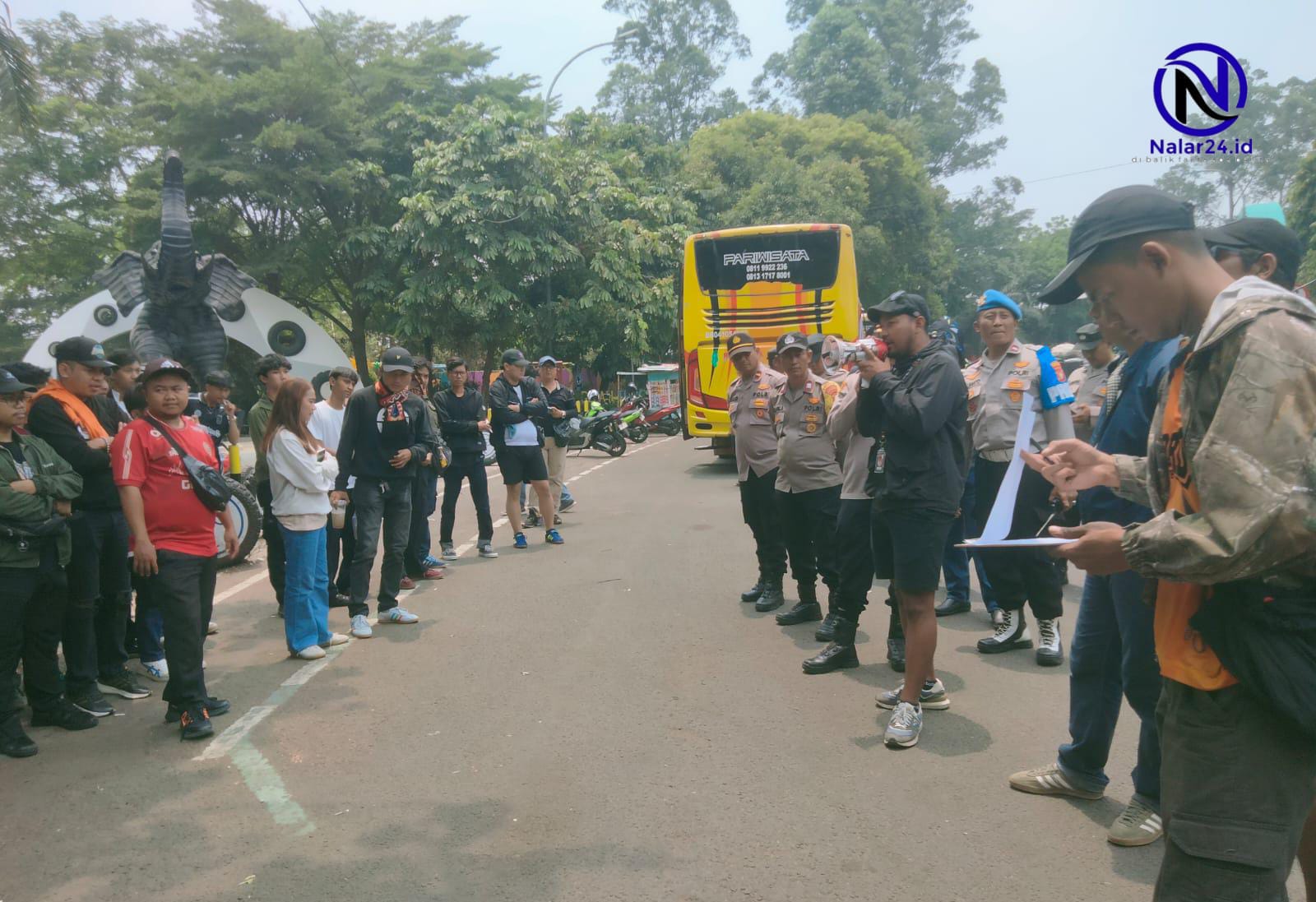 Kapolres dan Kapolsek Tangerang monitor keberangkatan bus suporter Persija ke SUGBK