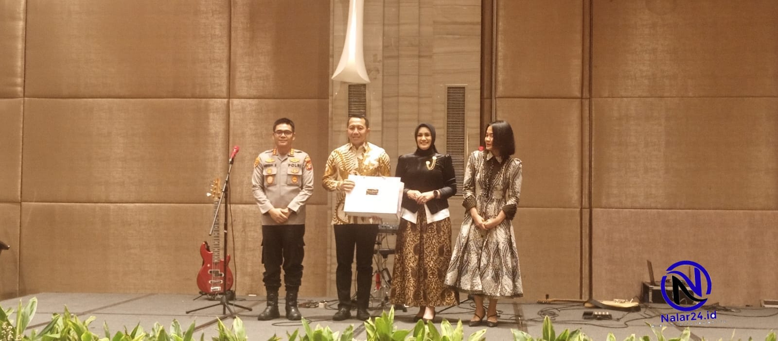 Pemberian cinderamata kepada Dandim 0506 Tangerang Kolonel Ary Sutrisno