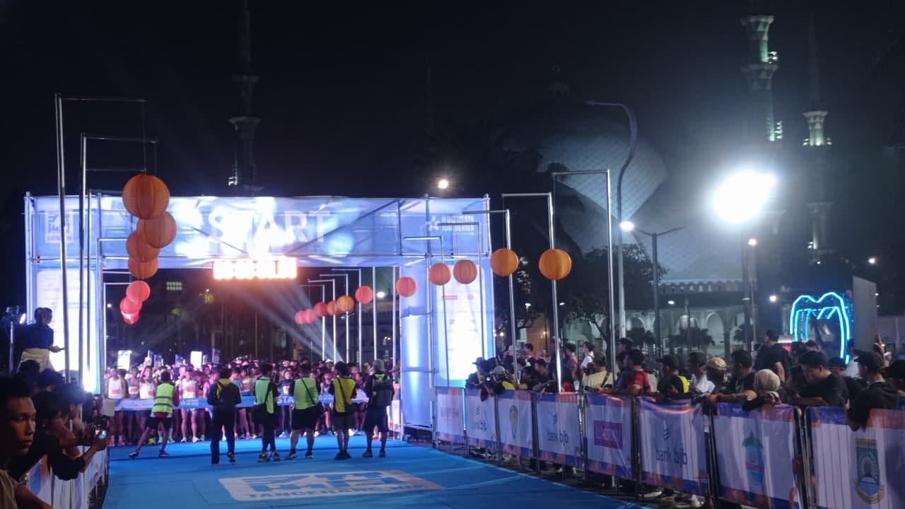 Personel kepolisian amankan area start Kompas Tangerang Run 10K
