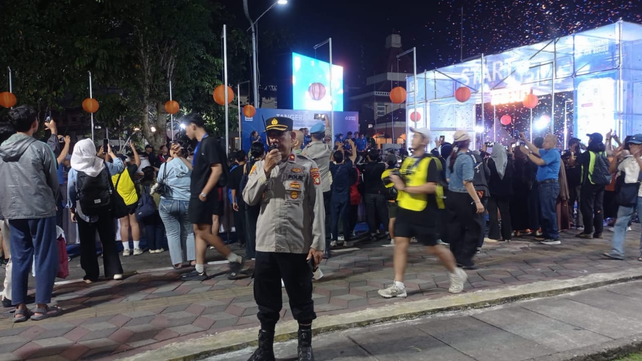 Kapolsek Tangerang Kompol Suyatno, SH, MH berdiskusi bersama panitia dan pejabat dalam acara Kompas Tangerang Run 10K di kawasan Puspem Kota Tangerang.