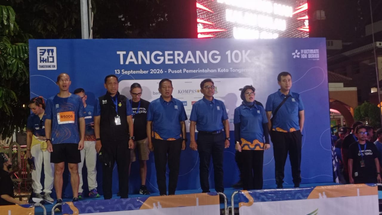 Walikota Tangerang Sachrudin foto bersama panitia Kompas Tangerang Run 10K di Puspem