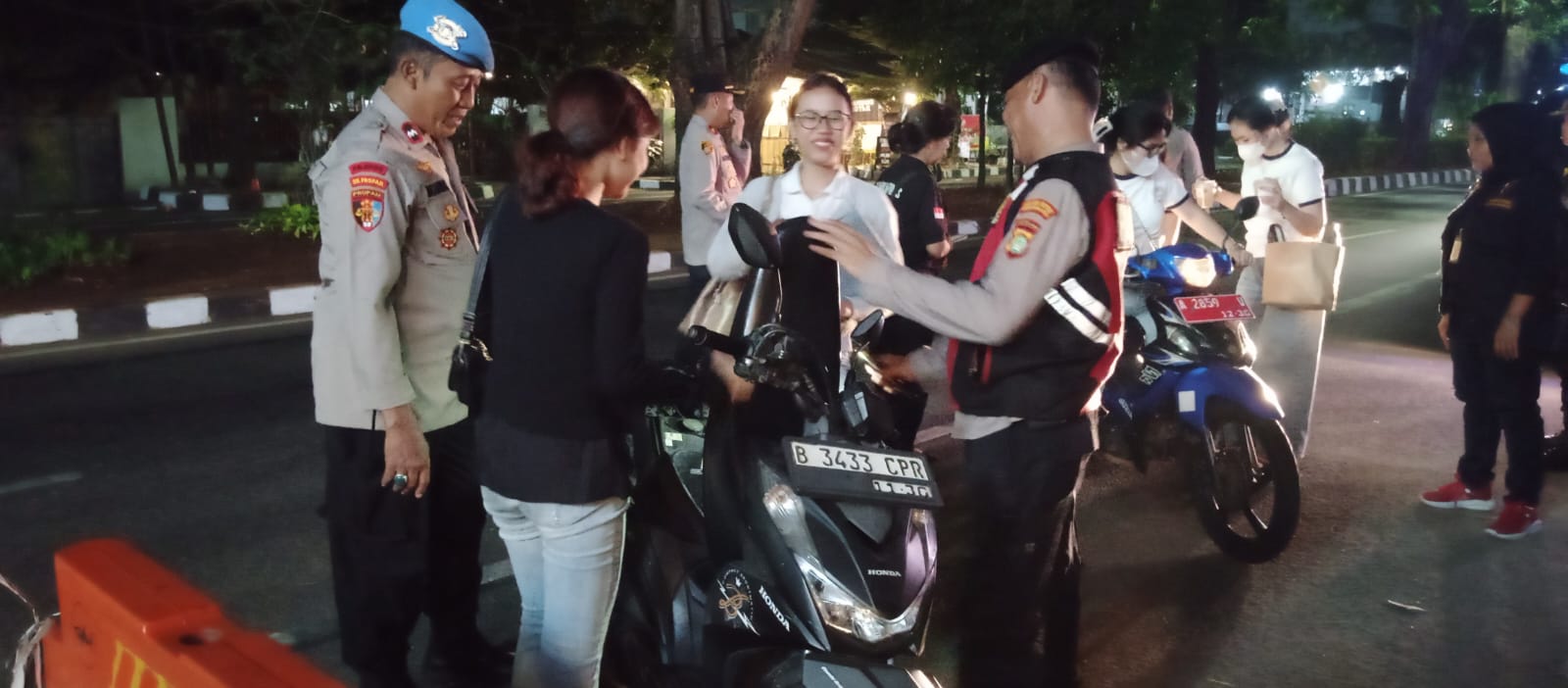 Personel gabungan Polsek Tangerang periksa warga di lokasi rawan