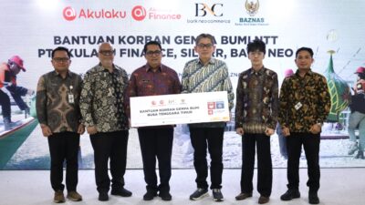 Perwakilan Akulaku dan Bank Neo Commerce berfoto bersama BAZNAS RI usai menyerahkan bantuan kemanusiaan