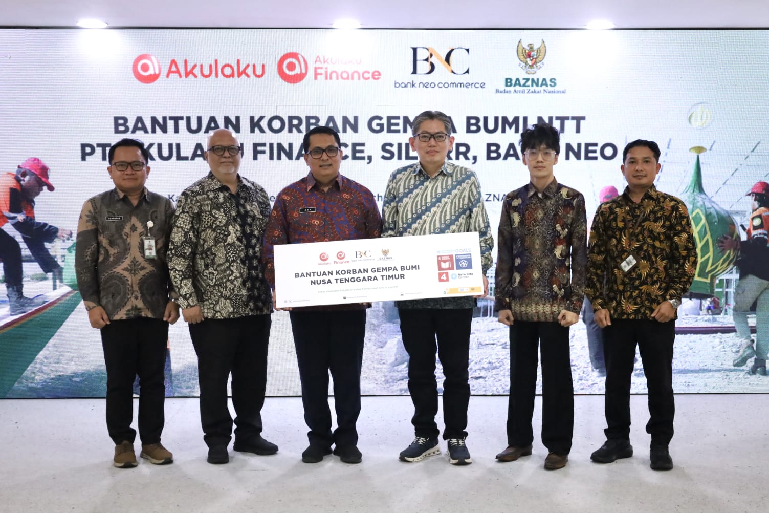 Perwakilan Akulaku dan Bank Neo Commerce berfoto bersama BAZNAS RI usai menyerahkan bantuan kemanusiaan