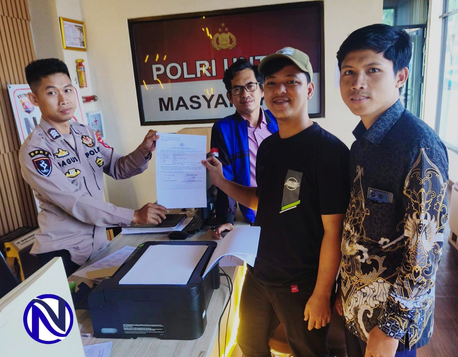 Kuasa hukum dan pelapor tunjukkan bukti laporan di kantor polisi