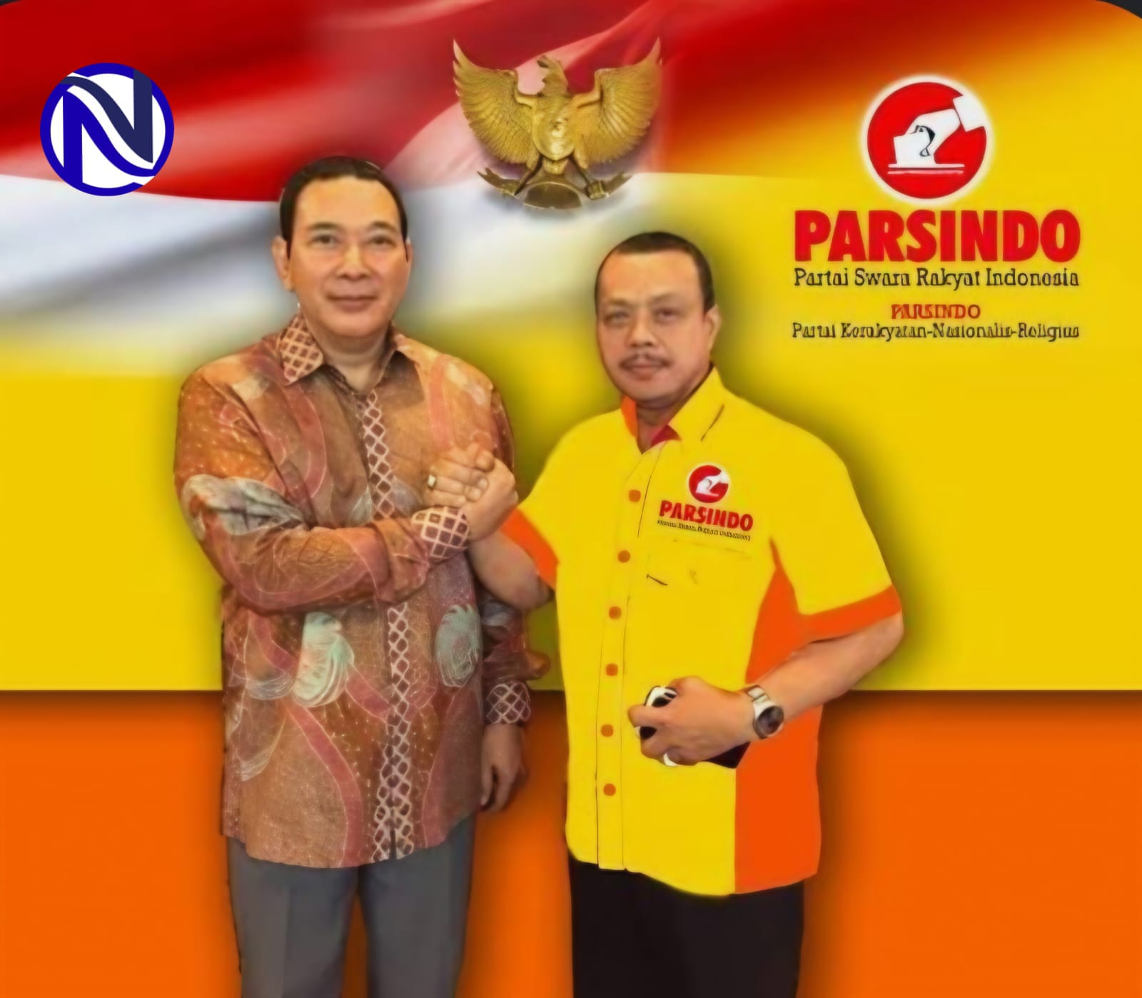 Tommy Soeharto dan Ketum Parsindo Jusuf Rizal berjabat tangan dengan latar bendera Merah Putih dan Garuda