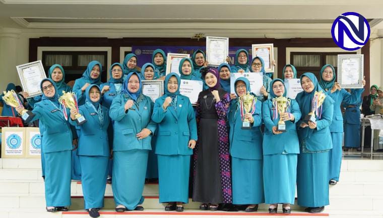 TP-PKK Kabupaten Tangerang pose bersama piala dan piagam Juara Umum