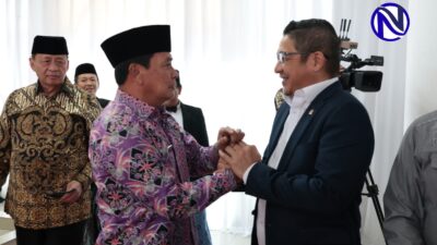 Bupati Tangerang Maesyal Rasyid batik ungu bersalaman dengan anggota Komisi VIII DPR RI (Sigit Purnomo Syamsuddin Said) menjabat sebagai Anggota Komisi VIII DPR RI Pasya di Kantor Kemenhaj Kabupaten Tangerang