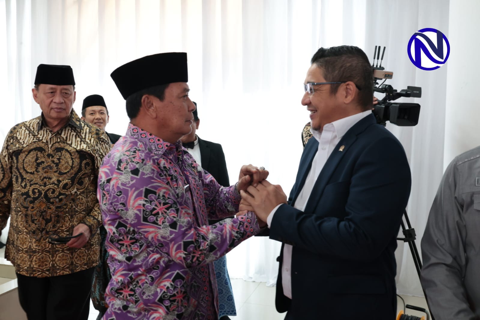 Bupati Tangerang Maesyal Rasyid batik ungu bersalaman dengan anggota Komisi VIII DPR RI (Sigit Purnomo Syamsuddin Said) menjabat sebagai Anggota Komisi VIII DPR RI Pasya di Kantor Kemenhaj Kabupaten Tangerang