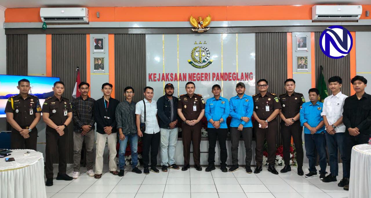 Foto bersama jajaran Kejari Pandeglang dengan KEMAS, KNPI dan warga Desa Kertaraharja usai audiensi