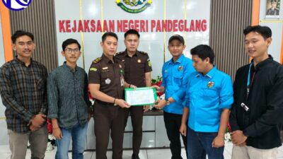 Perwakilan KEMAS dan KNPI Pandeglang serahkan berkas aduan PBB-P2 ke Kajari Pandeglang