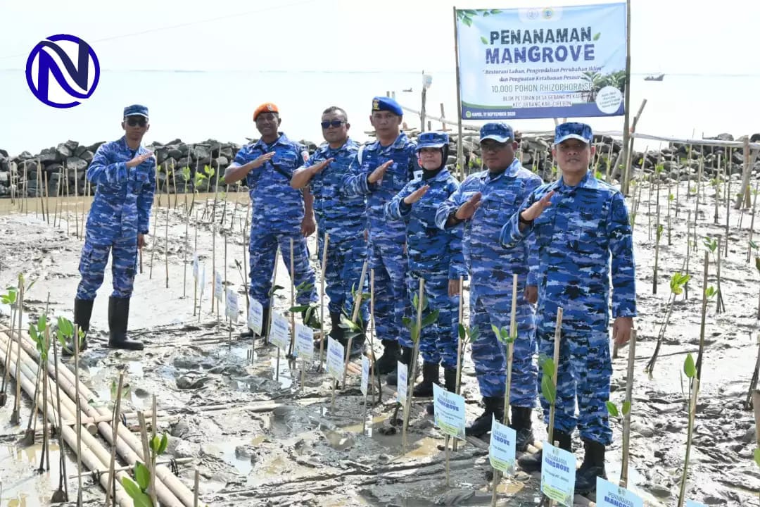 Jajaran Lanud Sugiri Sukani dan Lanal Cirebon foto bersama usai penanaman 10.000 mangrove di Cirebon