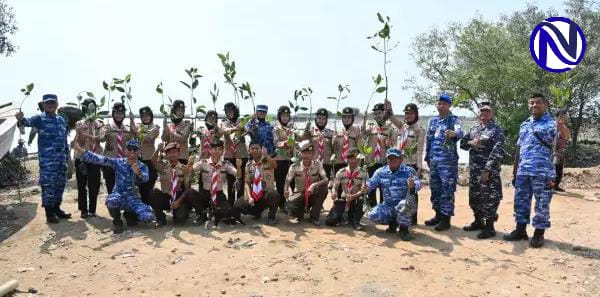TNI AU dengan Pramuka dan masyarakat tanam mangrove di Pantai Baro Gebang Cirebon