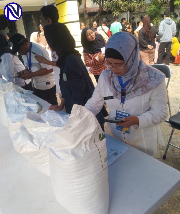Petugas Sosial Masyarakat Kelurahan Babakan Yuliasih melakukan verifikasi data penerima bansos beras