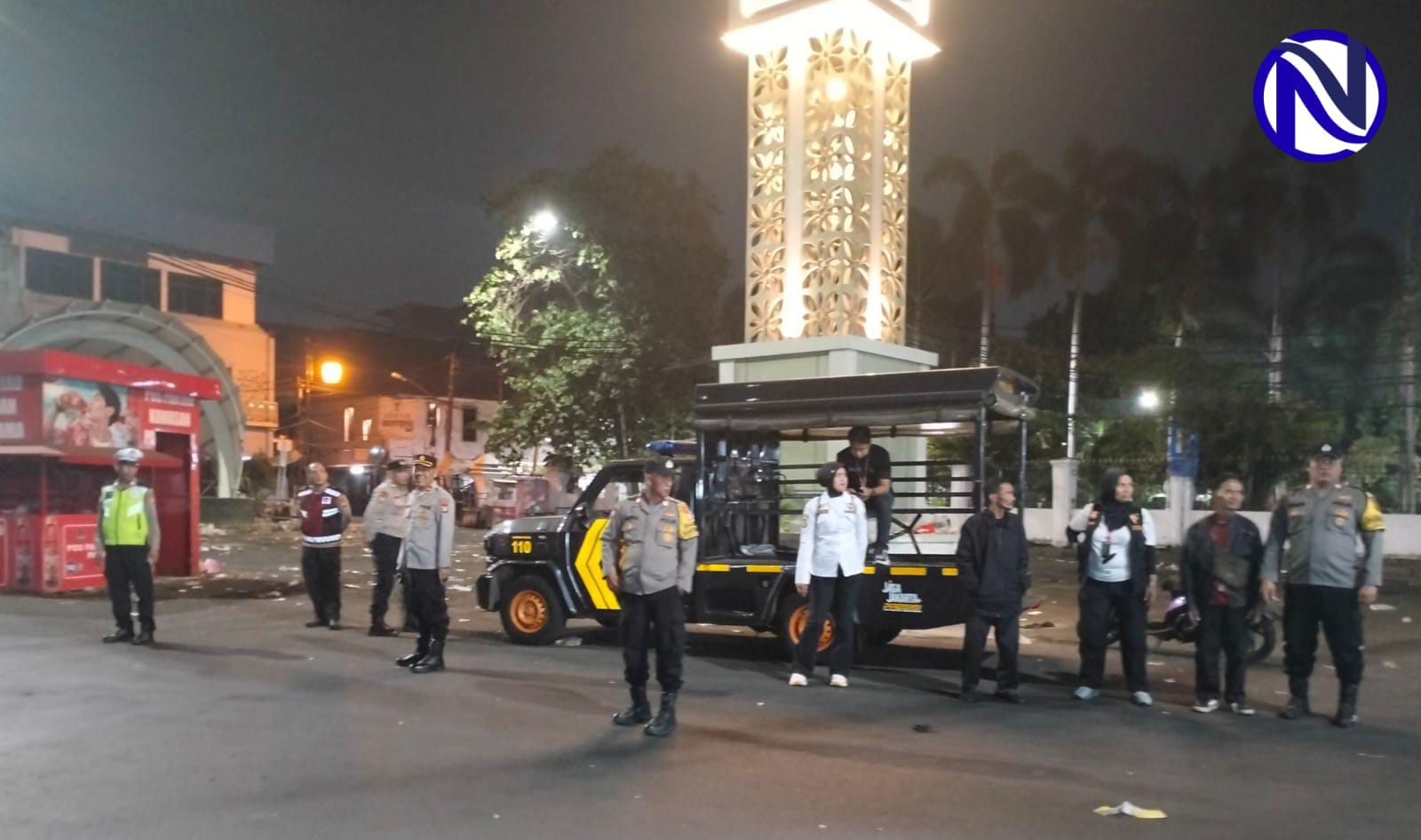 Personel Polsek Tangerang gelar apel patroli cipkon di depan Tugu pasar lama Kota Tangerang Minggu dini hari