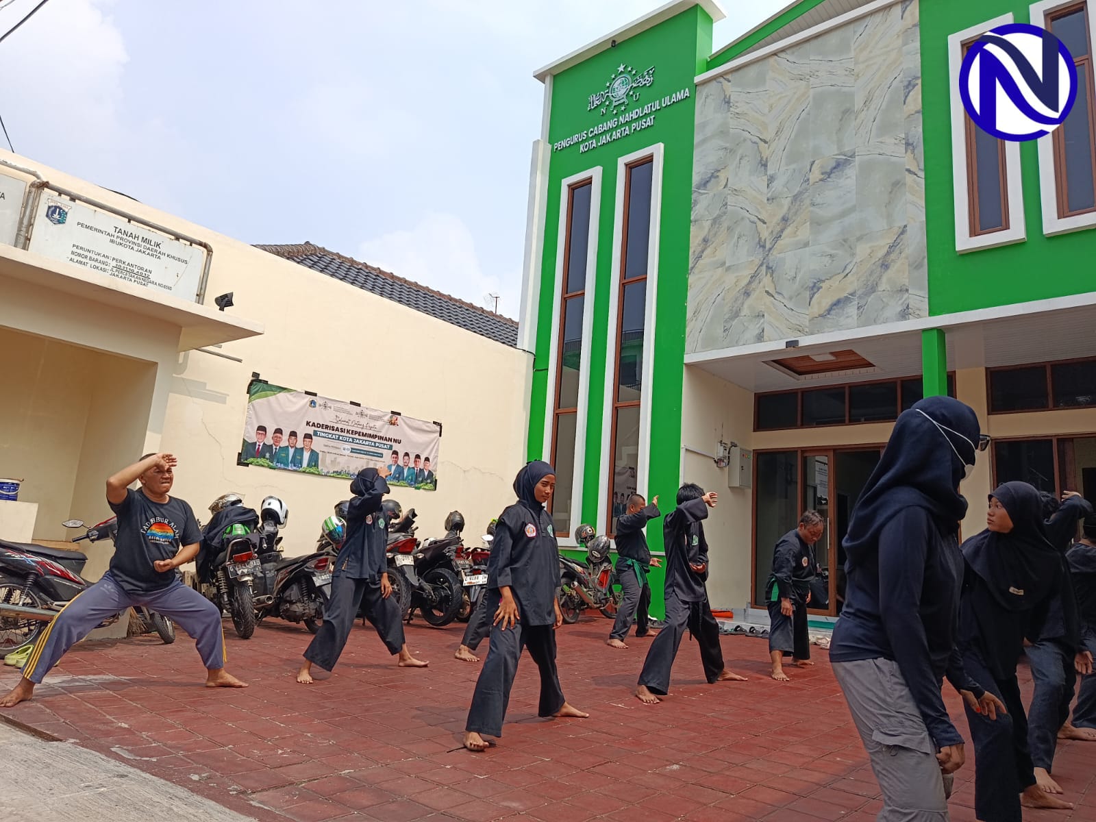 Latihan perdana Pagar Nusa PCNU Jakarta Pusat di halaman Kantor PCNU Cempaka Putih