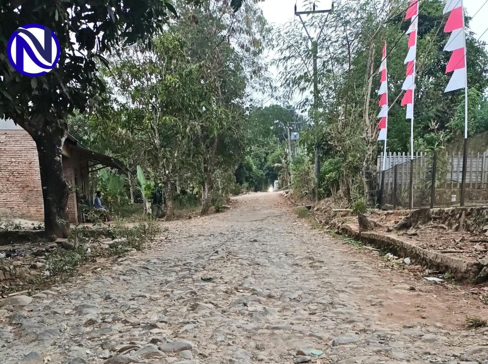 Kondisi jalan rusak berbatu di Kampung Sukajadi Barat Desa Sukajadi Cibaliung Pandeglang