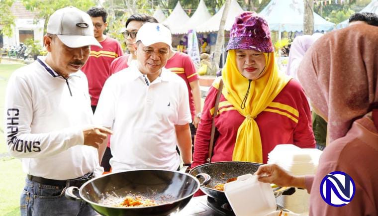 Staf Ahli Bupati Tangerang Yudiana dan Anggota DPRD Deden Umardani meninjau stan kuliner UMKM di Gebyar Festival Kuliner Cikupa