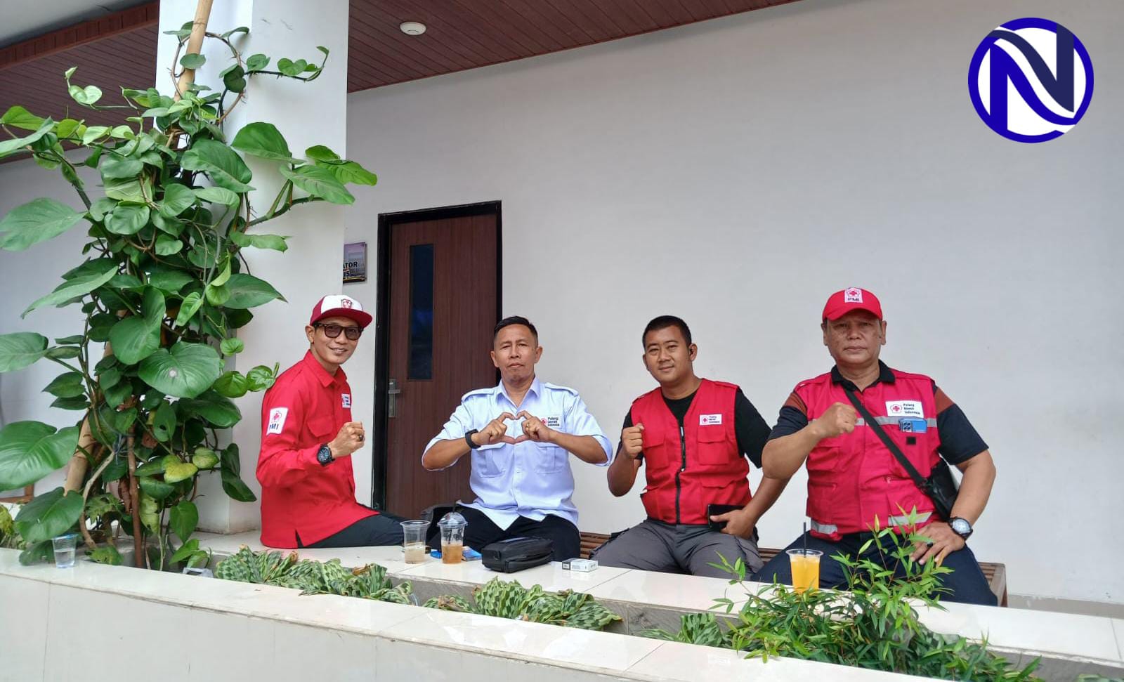 Ketua PMI Tigaraksa Dinna Sujatmika bersama tim medis siaga PKKMB UNTARA 2026