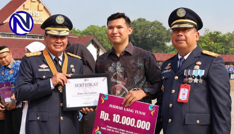 Bupati Tangerang Moch Maesyal Rasyid serahkan sertifikat dan hadiah Rp 10 juta kepada Ilham Azi Fadilah pemenang lomba logo Hari Jadi 394 Kabupaten Tangerang